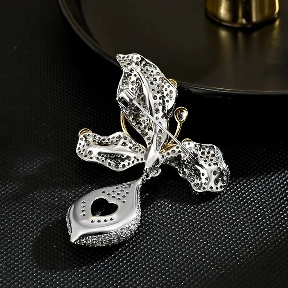 Elegant Silver and Gold Leaf Brooch with Green Gem - Picture 2 of 2